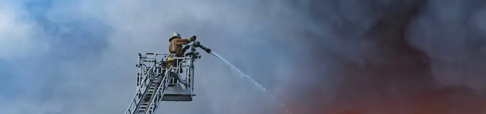 Brandweerman die een vuur blust