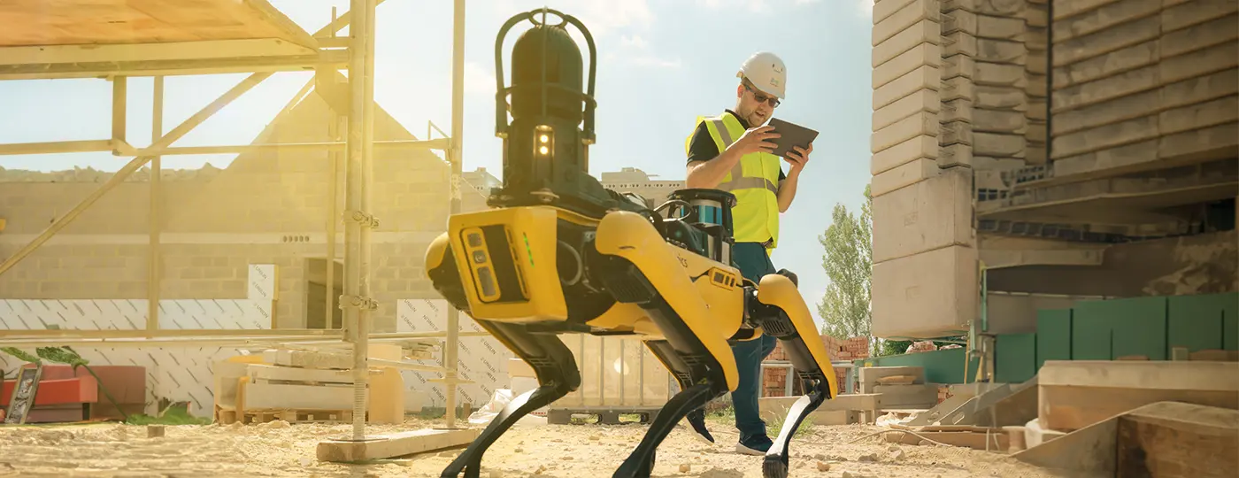 Robothond Spot scant zijn omgeving en voert uiterst precieze opmetingen op de werf uit.
