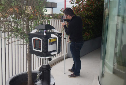 L’écart de niveau d’un sol terrasse en béton se mesure au moyen d’un laser rotatif.