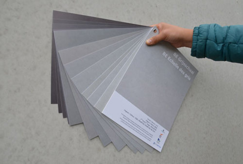 Bij een betonnen wand worden de tintverschillen gecontroleerd op een objectieve manier met behulp van een BE-grijsschaal