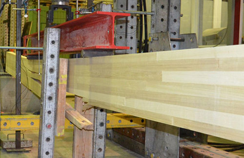Vierpuntsbuiging van balken uit gelijmd-gelamelleerd hout.