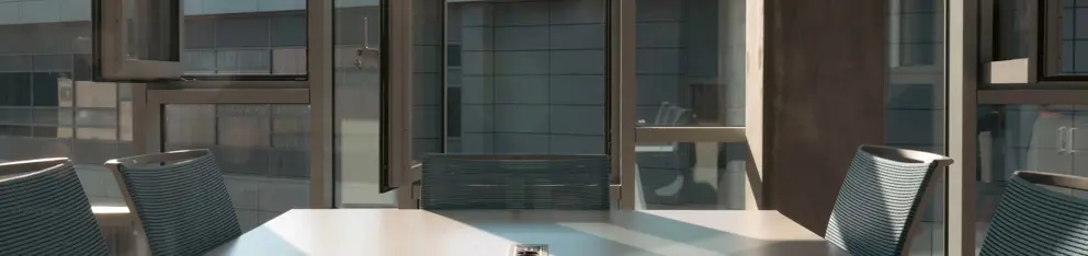 Themabeeld glaswerken in een kantoorgebouw