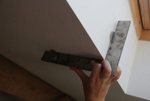 Mesure de la perpendicularité d’un angle à l’aide d’une équerre et de cales d’épaisseur (d’ajustement)