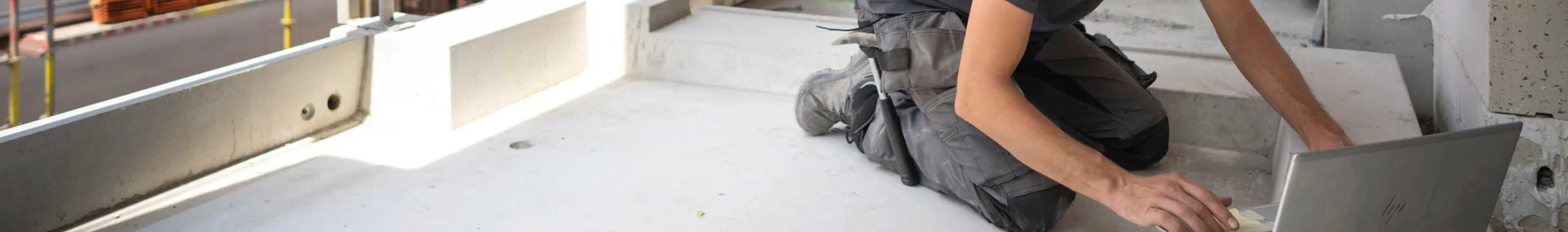 Ingénieur sur chantier en train de regarder son pc
