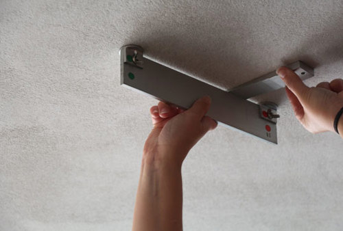 Mesure de la planéité d’un plafond sous une latte rigide de 2 m.