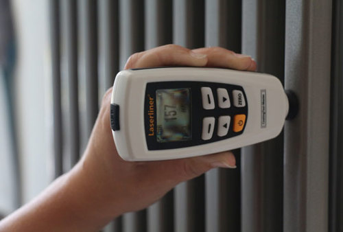 Mesure de l’épaisseur d'une couche de peinture à l’aide d’une mesure digitale de l’épaisseur.