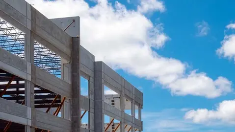 Betonnen ruwbouw met stalen dakconstructie