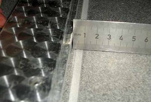 Mesure de la rectitude des joints de carreaux céramiques au moyen d’une latte
rigide