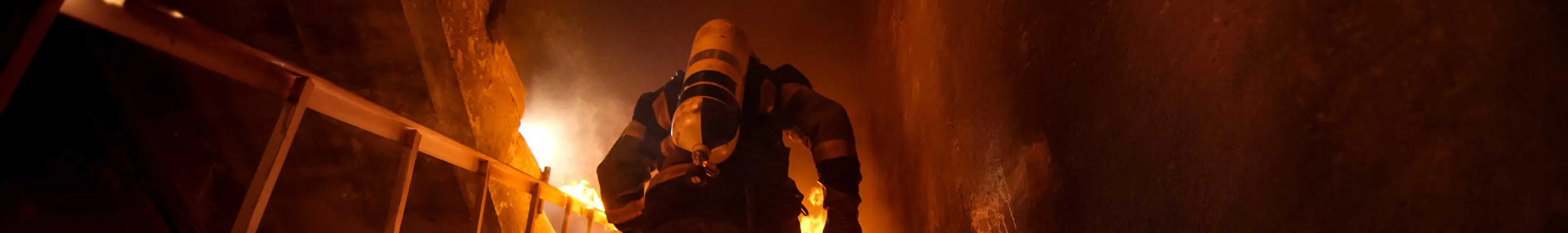 Headerbeeld brandpreventie - brandweerman die een trap oploopt