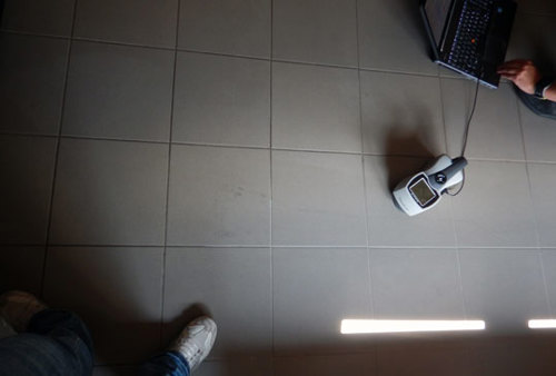 Bij een keramische vloerbetegeling worden de tintverschillen gecontroleerd op een objectieve manier met behulp van een colorimeter
