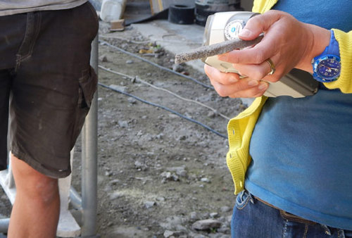 Bij de voegen van metselwerk worden de kleurverschillen gecontroleerd op een objectieve manier met behulp van een colorimeter
